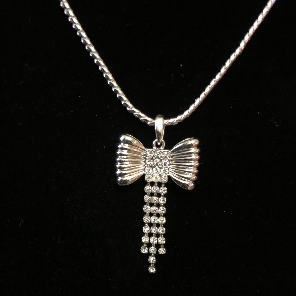 Beautiful Bow necklace 💕